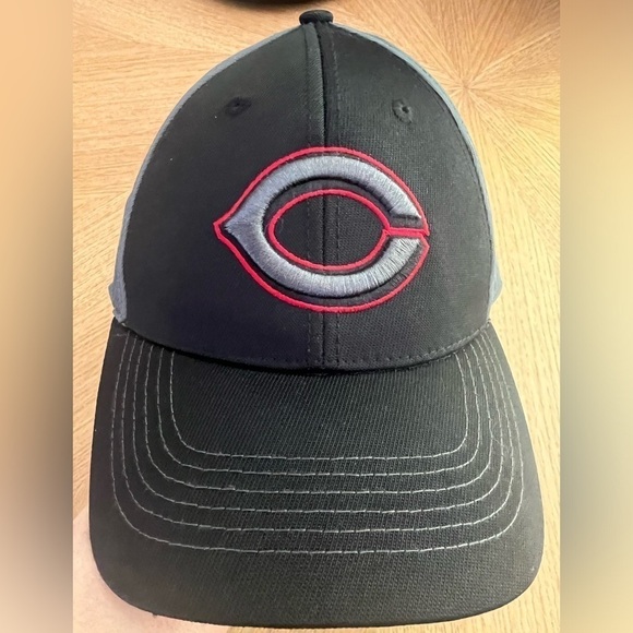 Genuine MLB Cincinnati Reds Ballcap, Adjustable, Fan Favorite, Gray & Black, OS - Picture 1 of 8